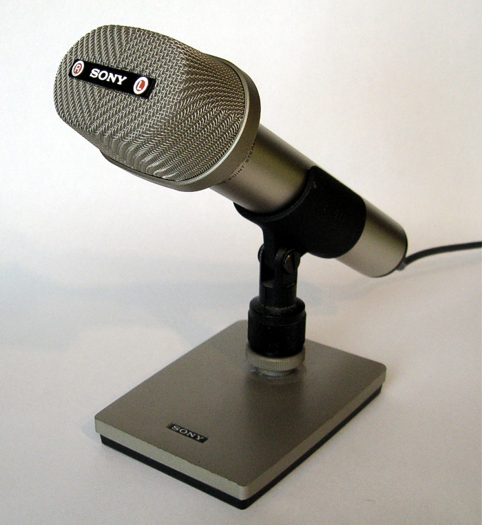 Mikrofon SONY EMC-99 na stolnm stojnku SONY A-16