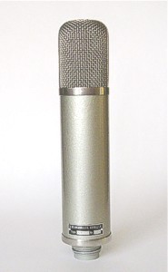 Mikrofon Neumann UM57 zadní pohled