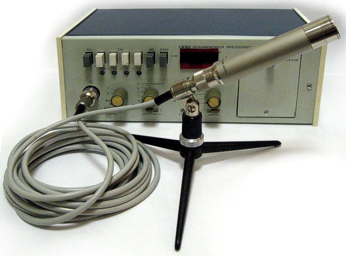 Mikrofon RFT MV102 Nr.17042 s mikrofonn vlokou RFT MK102 Nr.19876 s mcm pstrojem RFT INTEGRIERENDER PRAZISIONSSCHALLPEGELMESSER 00026Nr.12005