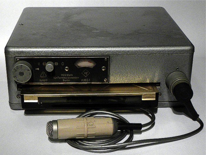 Magnetofon KMG1 s vloenou kazetou ,Rr56 a pipojenm mikrofonem NEUMANN CMV571